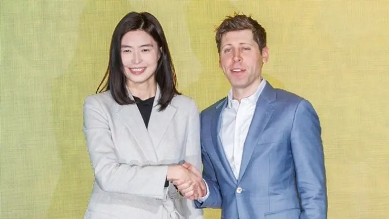 정신아 카카오 대표가 지난 4일 샘 올트먼 오픈AI CEO와 전략적 제휴를 맺기로 한 뒤 악수하며 환하게 웃고 있다. 