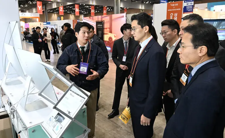 김대헌 호반그룹 기획총괄사장(앞줄 가운데)이 ‘2025 코리아빌드위크’ 부스를 둘러보고 있다 (사진=호반그룹)