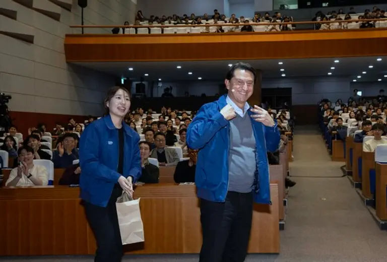 호세 무뇨스 사장이 타운홀 미팅에서 직원이 선물해준 연구소 자켓으로 갈아입은 모습. (제공 현대차)