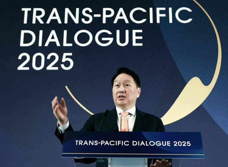 최태원 SK그룹 회장 겸 최종현학술원 이사장이 21일 미국 워싱턴DC 샐러맨더 호텔에서 열린 ‘TPD2025’에서 개회사를 하고 있다.