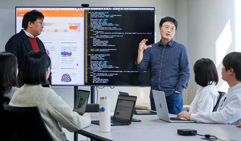 신정규 래블업 대표와 임직원이 MWC 2025 전시 참가 준비를 위해 회의를 하고 있는 모습. (제공 SKT)