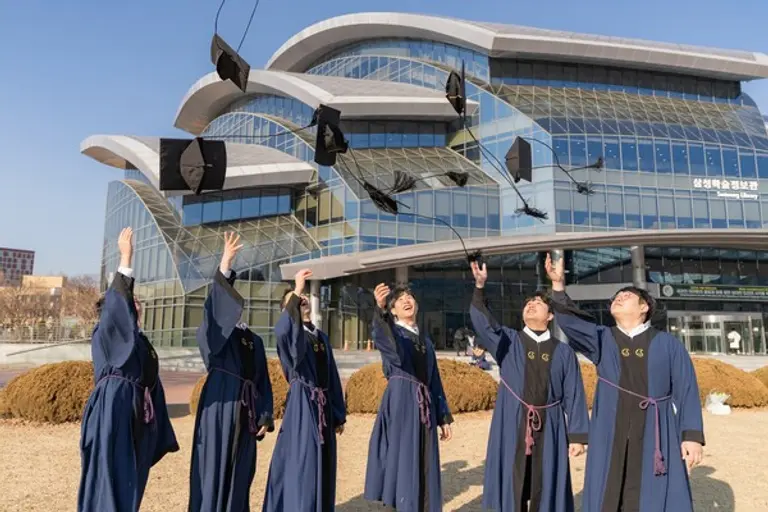 삼성전기에서 운영하고 있는 사내대학인 성균관대 소재부품융합공학과에서, 지난 21일 졸업식을 진행했다. 