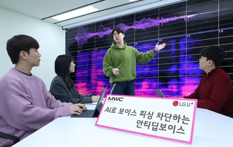 LGU+ 직원들이 안티딥보이스 기술에 대해 논의 중인 모습. (제공 LGU+)