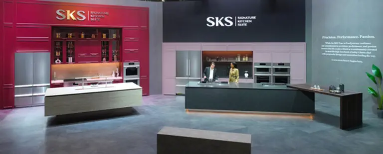 모델들이 초(超)프리미엄 빌트인 가전 ‘SKS’를 체험하고 있는 모습. (제공 LG전자)