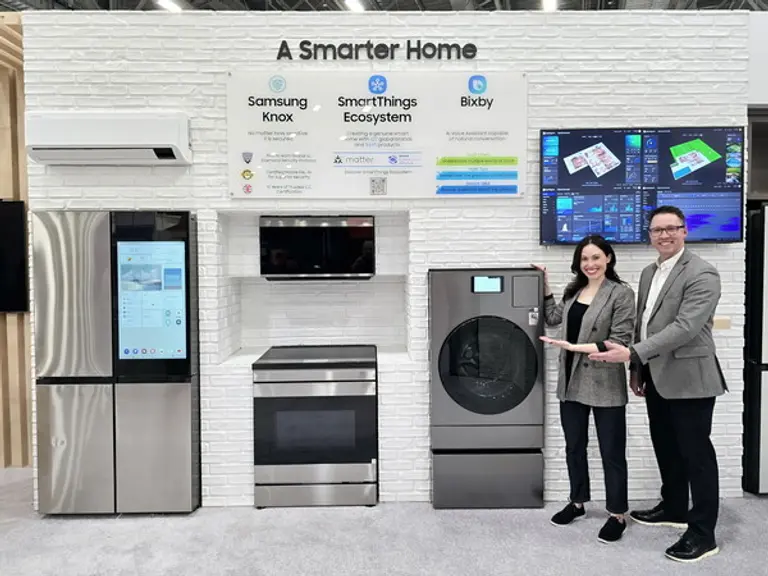 삼성전자 직원이 KBIS 2025에서 차별화된 AI 연결경험을 제공하는 비스포크 가전을 소개하고있다. (제공 삼성전자)