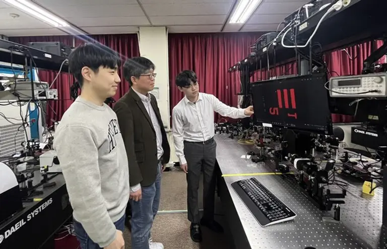 포스텍(POSTECH)에서 연구원들이 무색수차 메타렌즈를 개발하고 있는 모습. (제공 삼성전자)