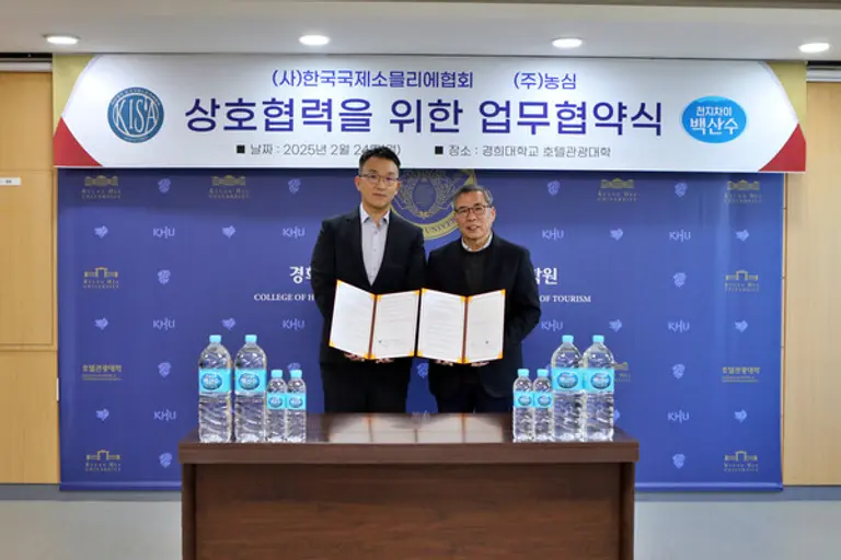 사진 오른쪽부터 한국국제소믈리에협회 고재윤 협회장, 농심 제품마케팅실 김상헌 실장