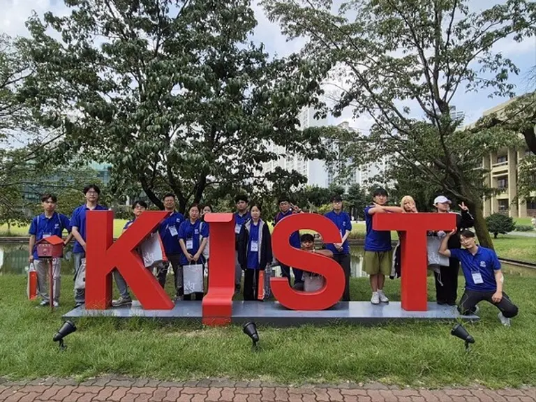 복권기금으로 운영되는 포용성장 전문연구인력 양성사업의 일환인 ‘2024년 탐방캠프’에 참여한 학생들의 모습 [사진=국가과학기술인력개발원]