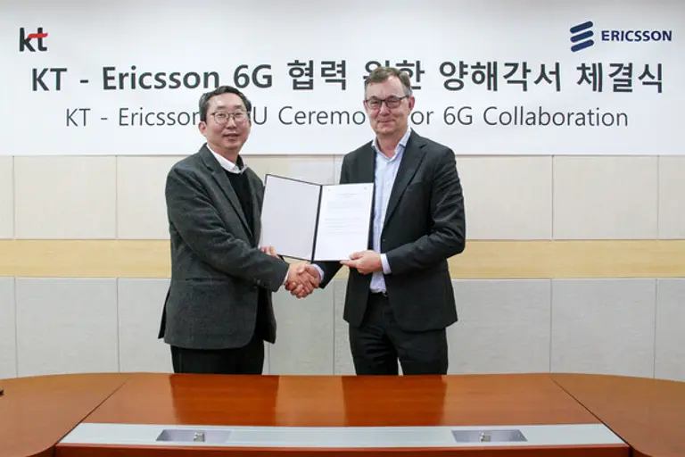 (왼쪽부터 KT 미래네트워크연구소장 이종식 전무, 에릭슨 울프 라이딘(Ulf Rydin) 6G&SW 제품 부문장. (제공 KT)