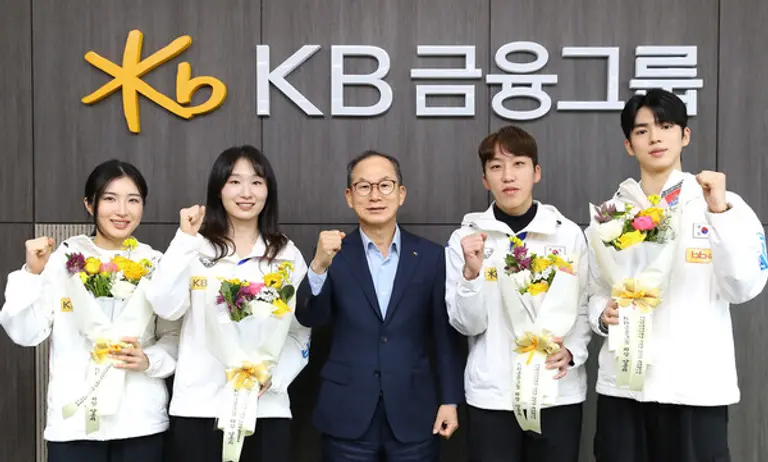 KB금융그룹은 25일 하얼빈 동계 아시안게임에서 활약한 선수들을 초청해 축하 행사를 열었다. 왼쪽부터 쇼트트랙의 김길리 선수와 최민정 선수, 양종희 KB금융 회장, 박지원 선수, 피겨 스케이팅의 차준환 선수다. [출처: KB금융그룹]
