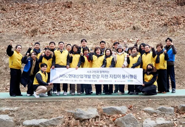 HDC현대산업개발이 서울시 서초구자원봉사센터·서초구민과 함께 반포천에 EM흙공을 던지는 등 주변 환경을 정화하는 봉사활동을 진행했다. (사진=HDC현대산업개발)