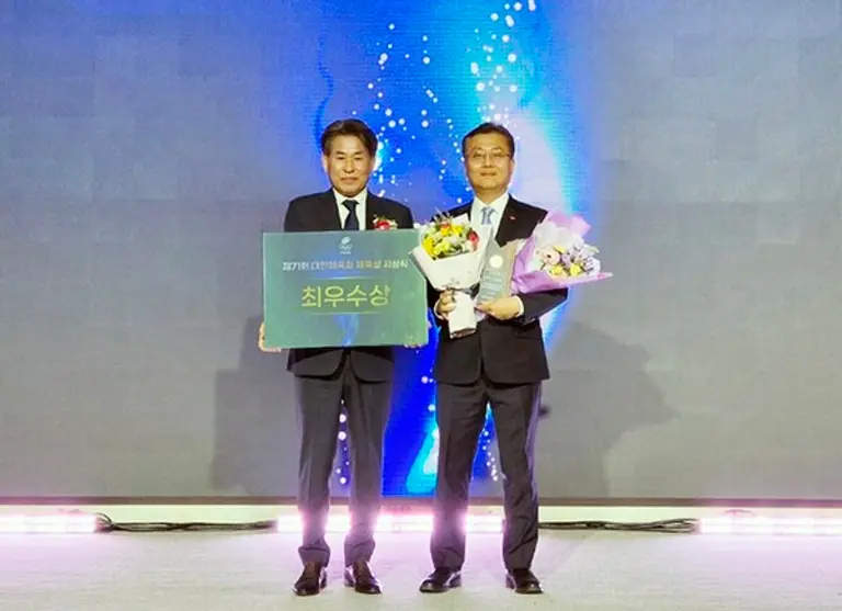 박종혁 SK슈가글라이더즈 단장(오른쪽)과 강신성 대한체육회 부회장. (제공 SK엔무브)