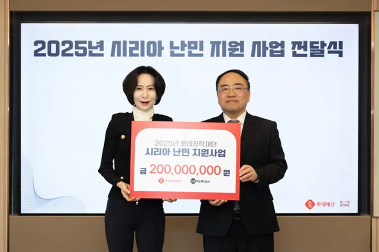 롯데장학재단 장혜선 이사장(왼쪽)과 사단법인 리홉 고성준 이사장(오른쪽)이 