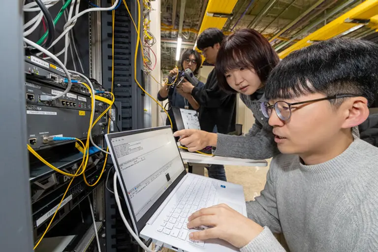 KT 직원들이 5G 유심(USIM)망에 하이브리드 양자암호통신 네트워크를 적용하고 있는 모습. (제공 KT)