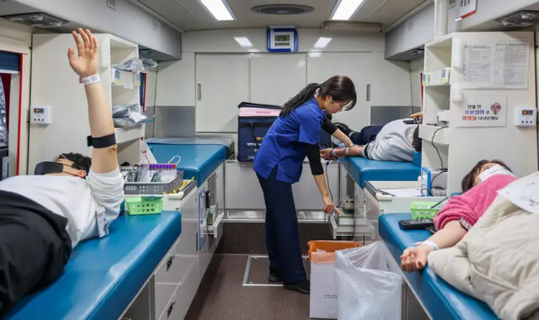 지난해 한전KDN 직원들이 사랑의 헌혈 행사에 참여하는 모습. (제공 한전KDN)