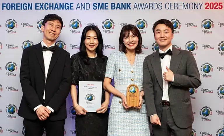 영국 수도 런던에서 열린 시상식에서 하나은행 직원들이 