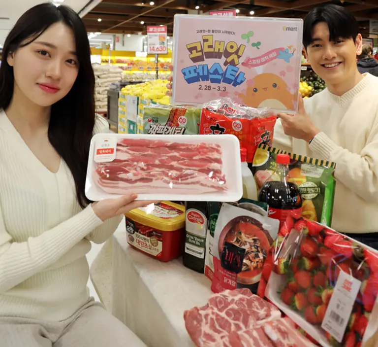 26일 이마트 용산점에서 모델들이 ‘3월 고래잇 페스타’ 상품들을 소개하고 있다. (사진=이마트)