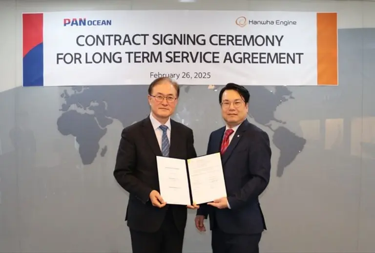 26일 서울 팬오션 본사에서 열린 한화엔진-팬오션 LTSA 계약 체결식에 참석한 팬오션 안중호 대표(왼쪽), 한화엔진 유문기 대표(오른쪽)이 기념사진을 찍고 있다.