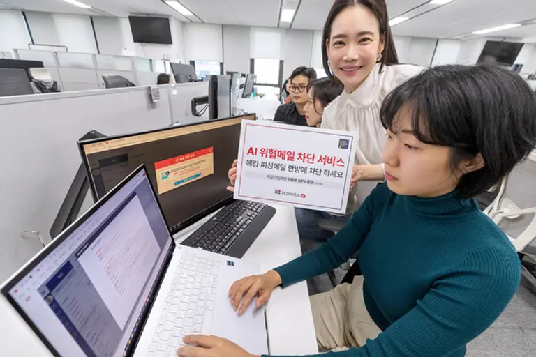 모델이 AI 위협메일 차단 서비스를 소개하는 모습. (제공 KT)