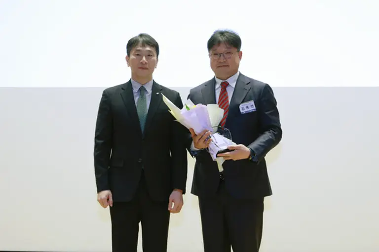 메리츠화재 김중현 대표(오른쪽)와 이복현 금융감독원장 [출처: 메리츠화재]