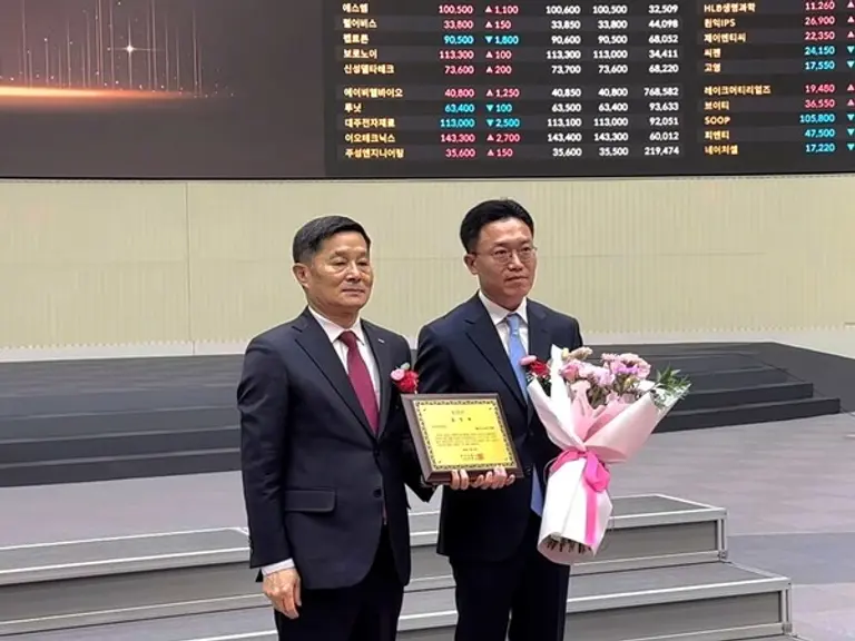 27일 오전 한국거래소 서울사옥에서 열린 공시우수법인 시상식에 배기락 SK이노베이션 재무기획실장(사진 오른쪽)이 표창패를 수여 받고 양태영 한국거래소 유가증권시장본부장(사진 왼쪽)과 기념 촬영을 하고 있다.