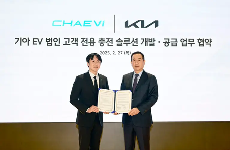 (왼쪽부터) 채비 최영훈 대표이사, 기아 국내사업본부장 정원정 부사장. (제공 기아)