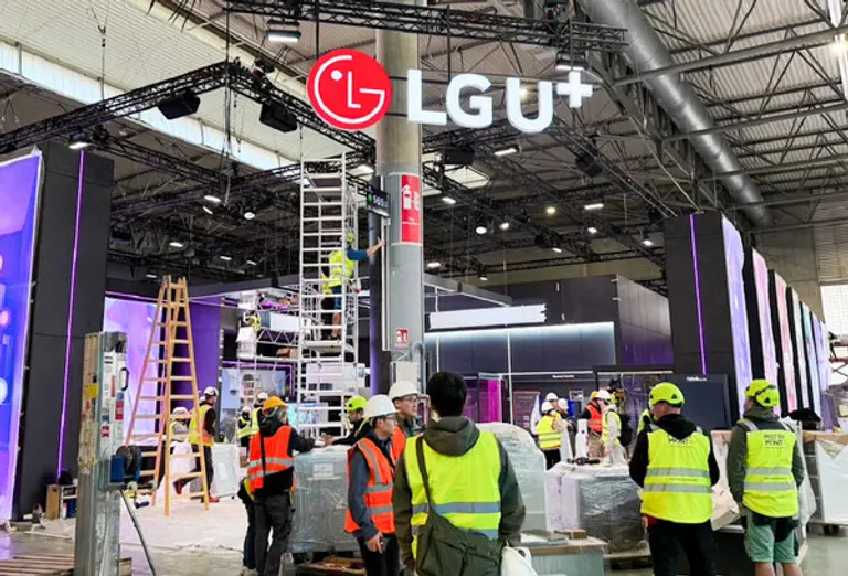 LGU+ 직원들이 스페인 바르셀로나 현지에서 MWC25 전시관 완성을 위해 분주한 모습. (제공 LGU+)
