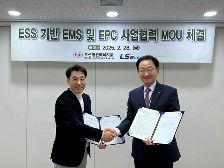 박재덕 부산정관에너지 대표이사(왼쪽)와 박우범 LS일렉트릭 K-신전력사업본부장이 28일 부산 기장군 부산정관에너지 본사에서 