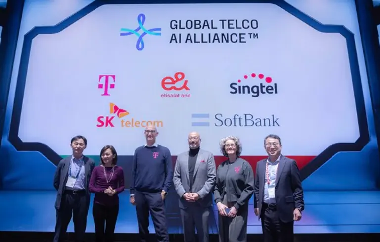 왼쪽부터 타다시 이이다(Tadashi Iida) 소프트뱅크 최고정보보안책임자(CISO), 아나 입(Anna Yip) 싱텔 그룹 인터내셔널 디지털 서비스 CEO, 팀 회트게스(Tim Höttges) 도이치텔레콤 회장, 하템 도비다(Hatem Dowidar) 이앤(e&) 그룹 CEO, 클라우디아 네맛(Claudia Nemat) 도이치텔레콤 기술혁신담당이사, 유영상 SKT CEO. (제공 SKT)