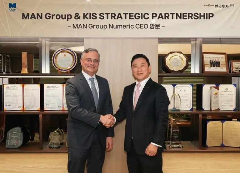 한국투자증권 김성환 사장(오른쪽)이 Man Group 그레고리 본드(Gregory Bond)북미대표 겸 Man Numeric 대표(윗 사진)와 만나 양사간 업무협력강화에 대한 의견을 교환하고 악수하고 있다.