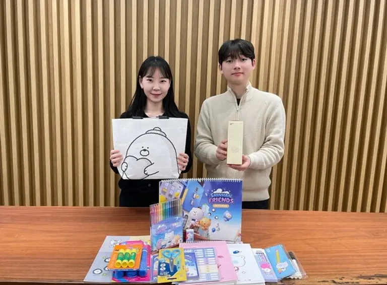 신한은행이 지난달 28일 전국 147개 아동복지시설에 연필, 노트, 줄넘기, 텀블러 등 16종으로 구성한 학용품 세트를 기부했다. [출처: 신한은행]