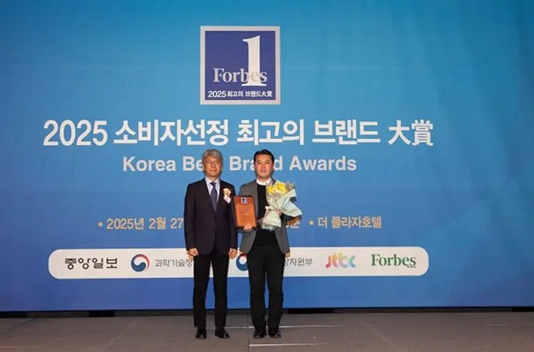 신영호 중앙일보 대표(왼쪽)과 손동식 스마트카라 영업 팀장(오른쪽)이 지난달 27일 열린 ‘2025 소비자 선정 최고의 브랜드 대상’ 시상식에 참여해 기념촬영을 하고 있다.