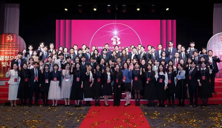 지난 4일 서울 용산구 그랜드하얏트 서울에서 NH농협은행 강태영 은행장(가운데)과 2024 NH 베스트뱅커 & 베스트브랜치 수상자들이 기념촬영을 하고 있다. [출처: NH농협은행]