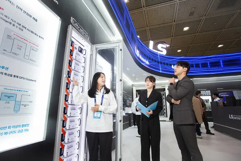 코엑스에서 열린 ‘인터배터리 2025’의 LS머트리얼즈 전시관에서 직원들이 관람객들에게 전시 제품에 대해 설명하고 있다. (사진=LS머티리얼즈)