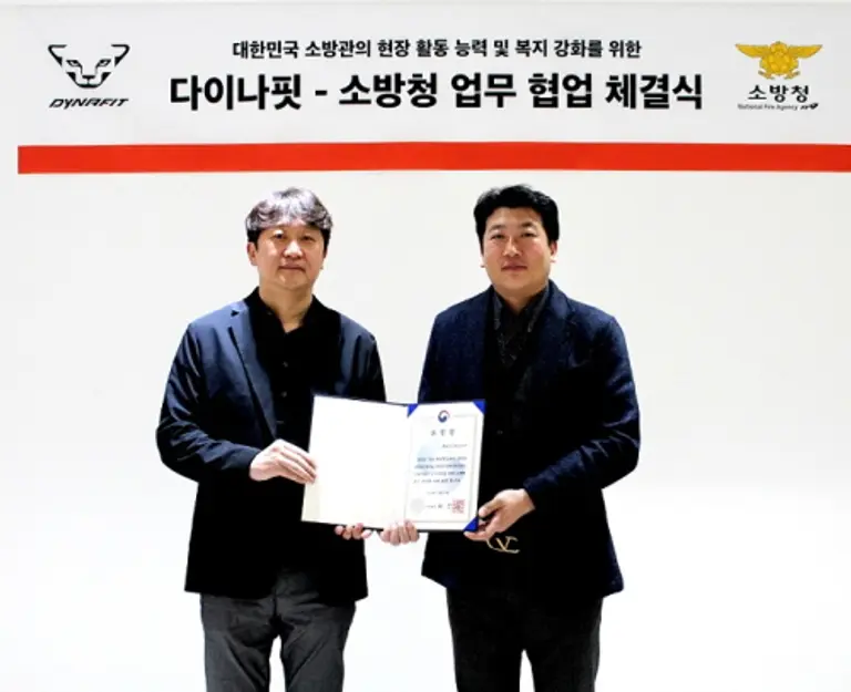 사진: 소방청 보건안전담당관 조인담 소방령(오른쪽)과 다이나핏 총괄 본부장 이양엽 상무(왼쪽)가케이투코리아 그룹 사옥에서 열린 협업 체결식에서 기념촬영을 하고 있다.