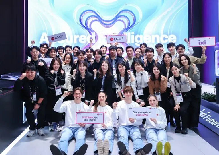 스페인 바르셀로나에서 공개된 LGU+ MWC25 전시관에서 임직원들이 내년 MWC에 대한 기대감을 드러내는 모습. (제공 LGU+)