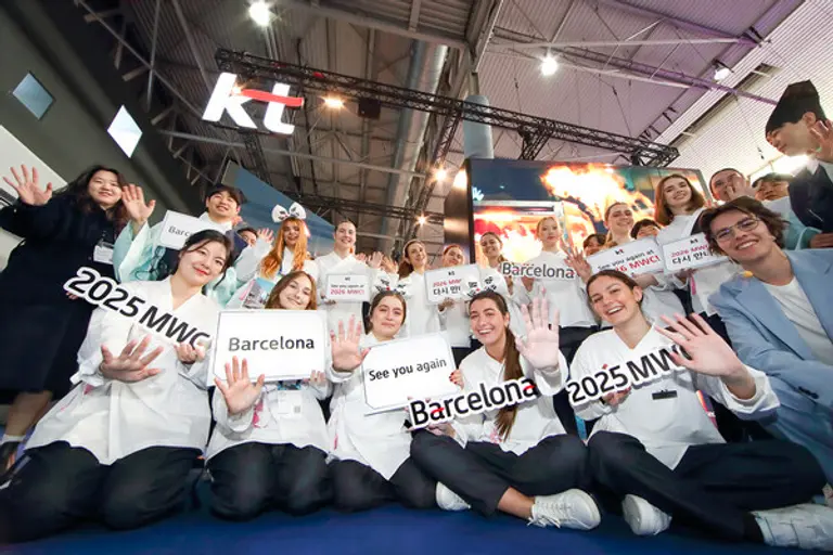 MWC25 폐막을 하면서 KT 전시장 모델들이 손을 흔들고 있다. (제공 KT)