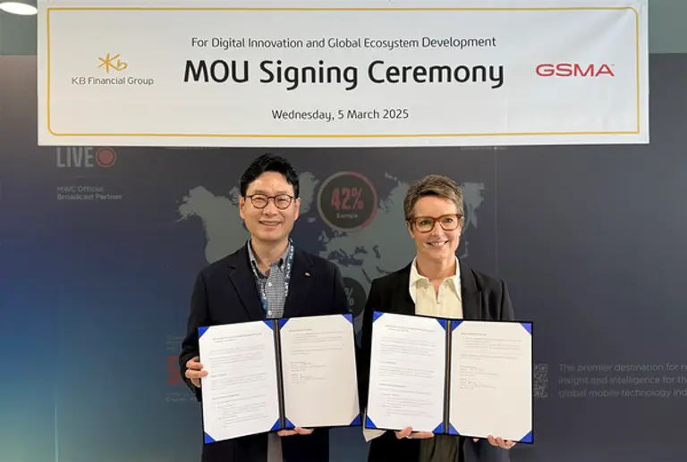 KB금융그룹 이창권 디지털·IT부문장(왼쪽 첫 번째)과 GSMA의 사라 위긴 부사장(왼쪽 두 번째)이 지난 5일 스페인 바르셀로나에서 ICT·금융 업무협약을 체결했다. [출처: KB금융그룹]