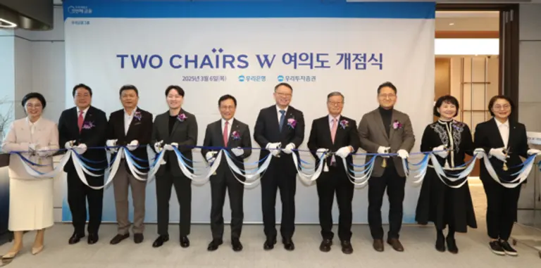 정진완 우리은행장(왼쪽 여섯 번째), 남기천 우리투자증권 대표(왼쪽 다섯 번째) 등 관계자들이 지난 6일 서울 여의도 TP타워에서 열린 ‘투체어스W여의도’ 개점식에서 테이프를 커팅하고 있다. [출처: 우리은행]