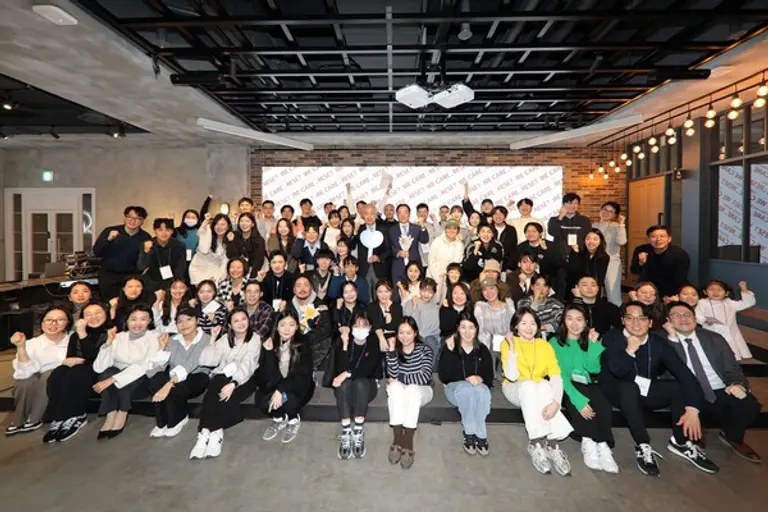 한화생명 홍정표 커뮤니케이션실 부사장(뒷줄 중앙 오른쪽)과 대한암협회 이민혁 회장(뒷줄 중앙 왼쪽)이 지난 6일 서울 서초구 드림플러스 강남에서 암(癌) 경험 청년 돌봄 캠페인 성과공유회 ‘위 케어 리셋 데이(WE CARE RESET DAY)’에 참석했다. [출처: 한화생명]