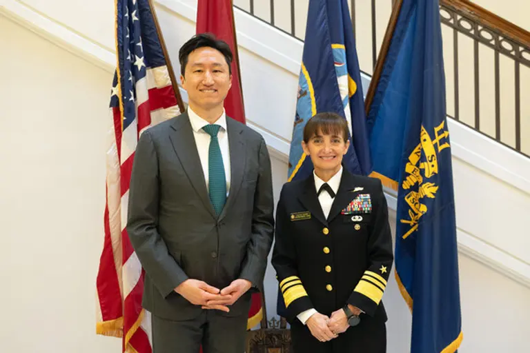 정기선 HD현대 수석부회장(왼쪽)이 7일(금) 미국 해군사관학교를 방문해 이벳 M. 데이비스(Yvette M. Davids) 교장(오른쪽)과 기념사진을 촬영하고 있다.