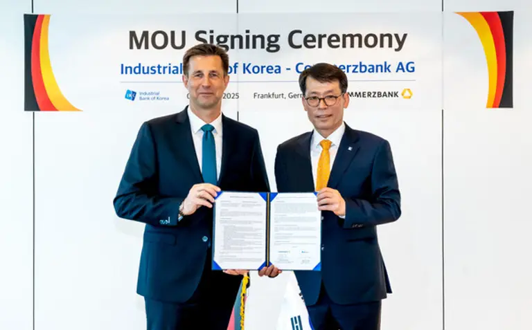 지난 6일(현지시간) 독일 프랑크푸르트 코메르츠방크 타워에서 열린 업무협약식에서 김성태 IBK기업은행장(오른쪽)과 마이클 코츠바우어 코메르츠방크 부회장(왼쪽)이 기념사진을 촬영했다. [출처: IBK기업은행]