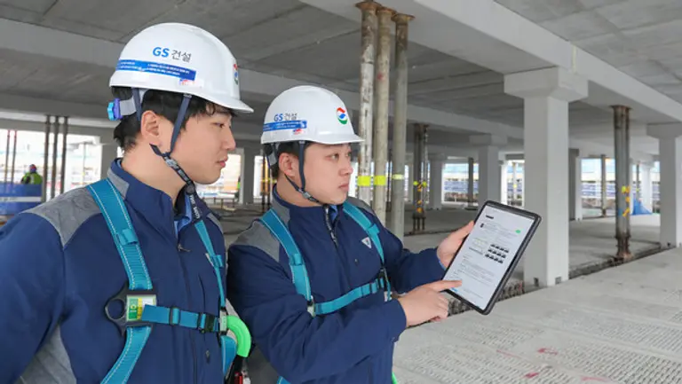 GS건설 현장에서 AI기반 공사 매뉴얼 ‘자이북’을 사용하고 있는 모습 (사진=GS건설)