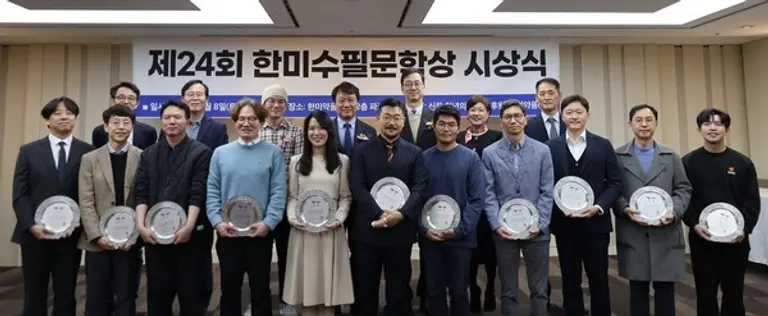 8일 한미약품 본사에서 열린 ‘제24회 한미수필문학상’ 시상식에서 수상자들이 상패를 들고 기념촬영을 하고 있다.