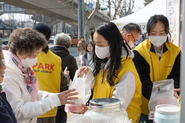 HDC현대산업개발 임직원들이 서울시 서대문구에 있는 서대문종합사회복지관에서 복지관을 방문하는 어르신들과 주변 이웃들을 위해 먹거리를 나눠주는 푸드트럭 지원 봉사활동을 하고 있다. (사진=HDC현대산업개발)