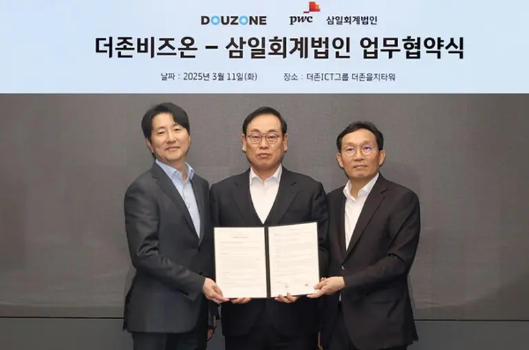 더존비즈온 이강수 사장(사진 가운데)과 삼일회계법인 이승호 금융부문 대표(왼쪽), 홍준기 감사부문 대표. (제공 더존비즈온)