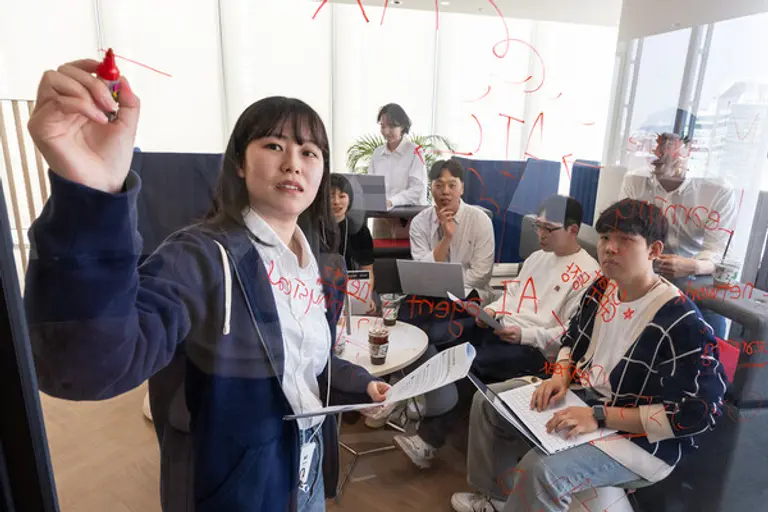 KT AX 딜리버리 전문센터 직원들이 글로벌 선도 기업 내 최고 전문가들과 공동 프로젝트를 준비하고 있는 모습. (제공 KT)