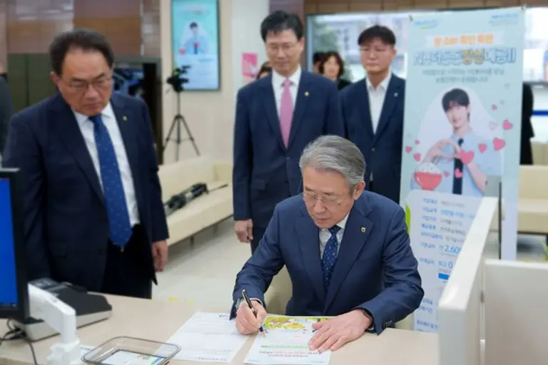강호동 농협중앙회장(오른쪽) [출처: NH농협은행]