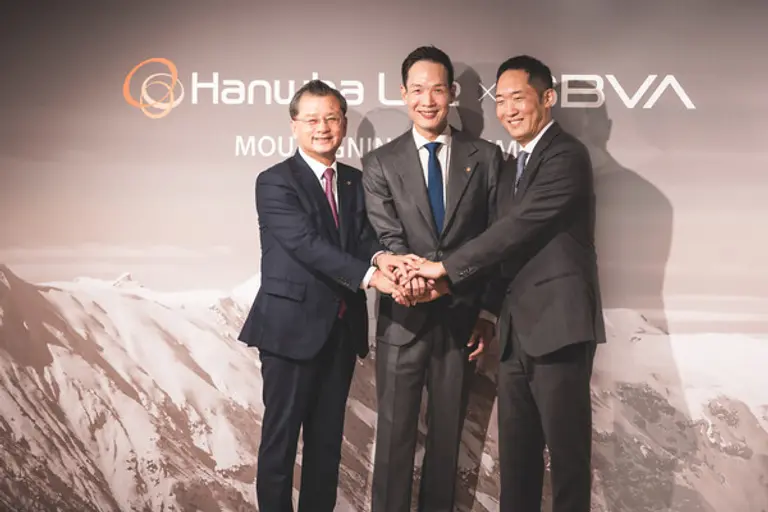 한화생명과 SBVA가 21일(현지시간) 스위스에서 열린 세계경제포럼에서 AI 혁신을 위한 MOU를 체결했다. 왼쪽부터 한화생명 여승주 대표이사, 한화생명 김동원 CGO, SBVA 이준표 대표이사다. [출처: 한화생명]