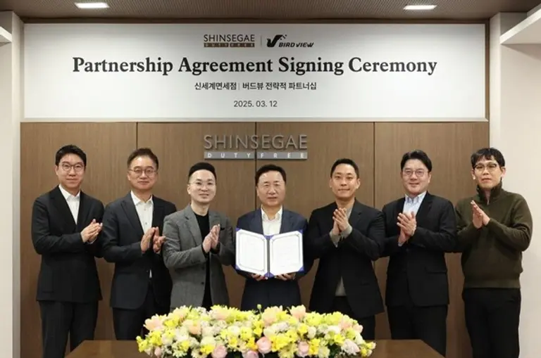 (왼쪽부터) 이정욱 신세계디에프 상품본부장 전무, 양호진 영업본부장 전무, 이웅 버드뷰 대표, 유신열 신세계디에프 대표, 김경일 버드뷰 대표, 채정원 MD담당 상무, 정시욱 GBO(글로벌 비즈니스 총괄).